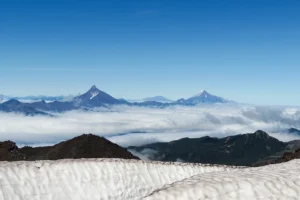 Imagen del volcán Casablanca con paisaje de cordillera, nubes y nieve